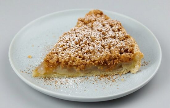 Ābolu kūka ar kraukšķīgo drupaču virsiņu