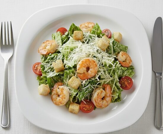 CĒZARA SALĀTI AR TĪĢERGARNELĒM