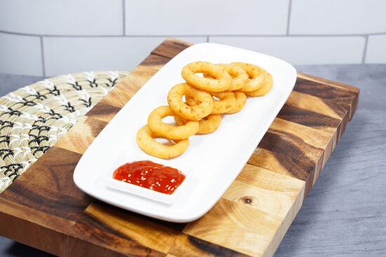 Kalmāra gredzeni ar ar saldo čili mērci.