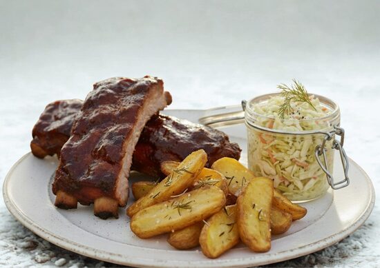 BBQ cūkgaļas ribiņas ar kartupeļu daiviņām